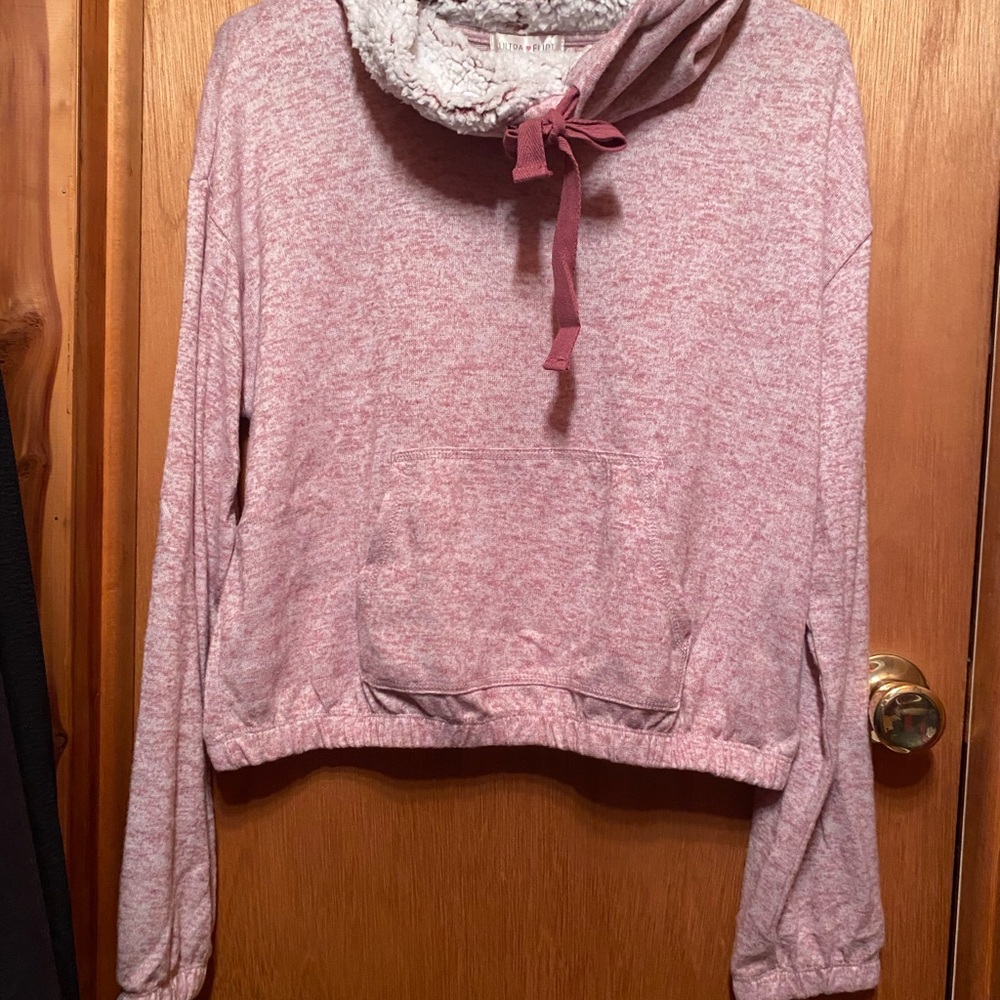 Junior's Funnel-Neck Sherpa acci Тор.
Color: Marled apple butter